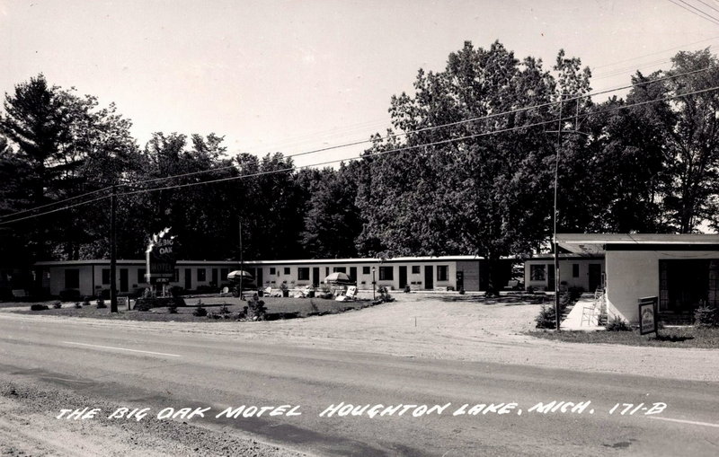 Big Oak Motel - Old Postcard